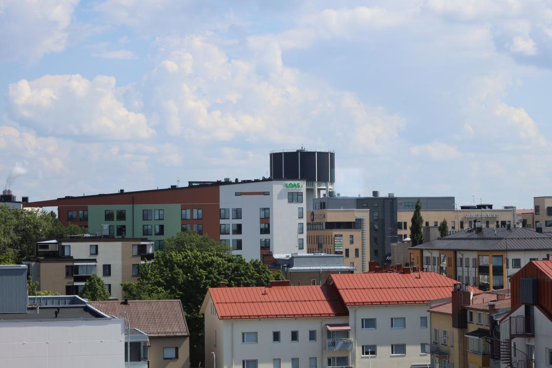 Lappeenrannan keskustan rakennuksia kattojen tasolla ja yllä kuvattuna. Vesitorni näkyy kauimpana.