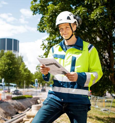 Lappeenrannan Energian työntekijä infratyömaalla työmaavarusteissa.